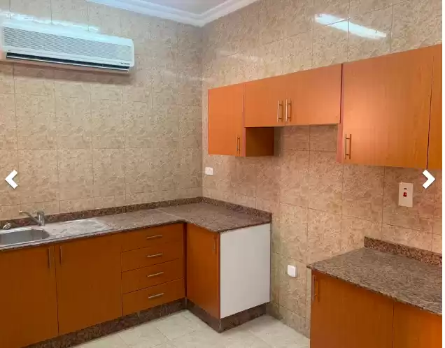 Residential Ready Property 4 Bedrooms U/F Villa in Compound  for rent in Al Sadd , Doha #7641 - 1  image 